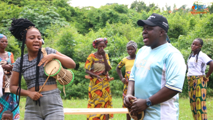 Eco-cré’arts : Artistes et transformatrices de manioc pour une gestion éco-responsable des déchets dans la commune d’Adja-ouèrè